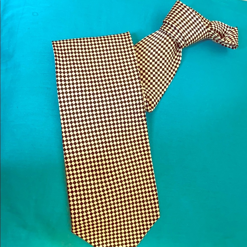Silk tie in blk and wht pattern by tom melellon